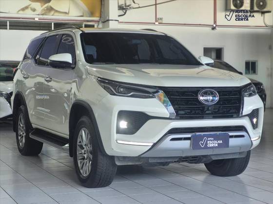 TOYOTA HILUX SW4 2.8 D-4D TURBO DIESEL SRX 7L 4X4 AUTOMÁTICO